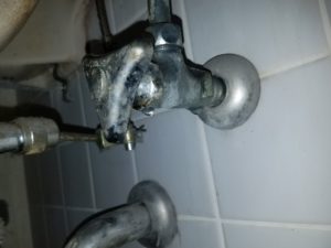 北九州市八幡東区で洗面台の止水栓から水漏れ