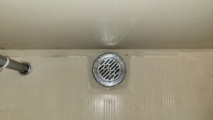 北九州市八幡西区で浴室の排水口詰まりを修理。